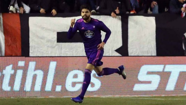 Néstor Araujo durante un partido con Celta de Vigo