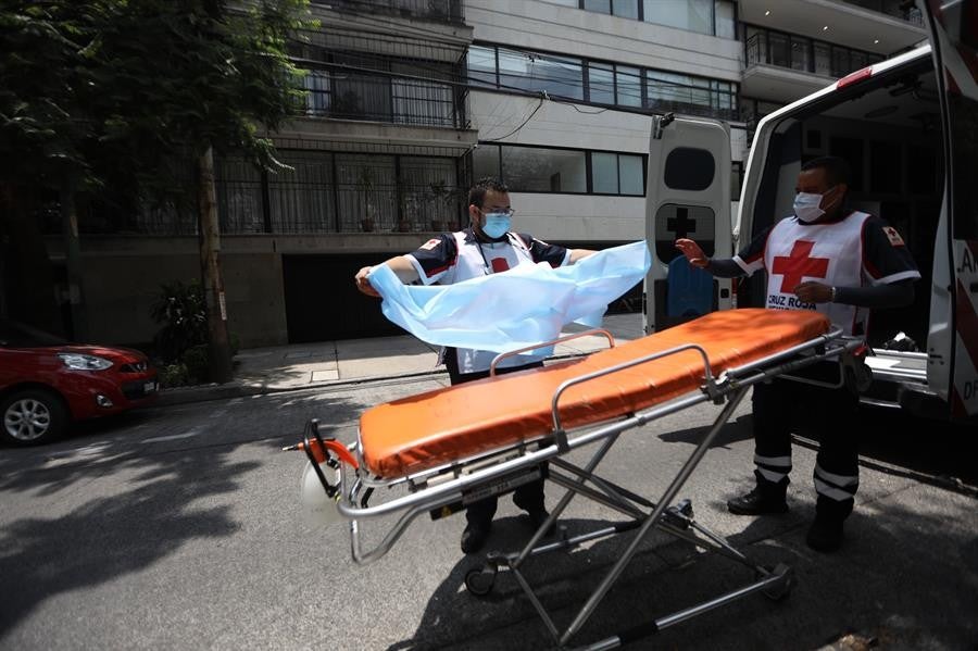 Paramédicos de la Cruz Roja al llegar a un domicilio