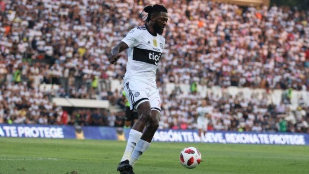 Emmanuel Adebayor: El delantero africano se va del Olimpia de Paraguay