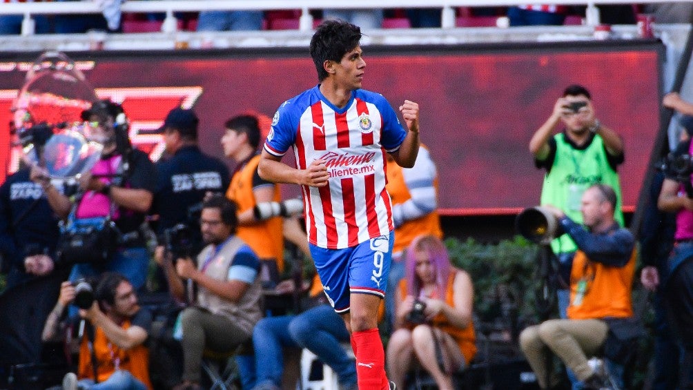 Macías durante un partido con Chivas