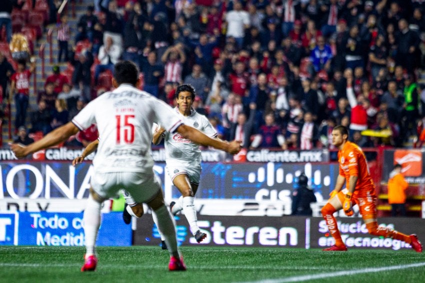 Macías durante un partido con Chivas