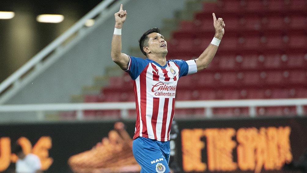 Jesús Molina festeja un gol con Chivas