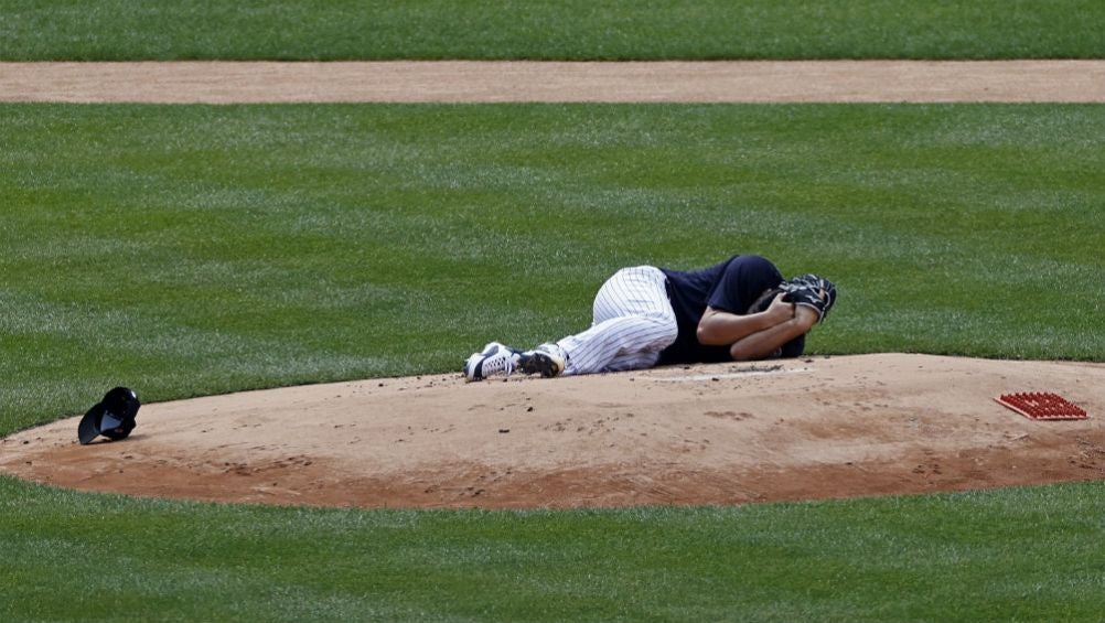 Masahiro Tanaka tendido en el césped