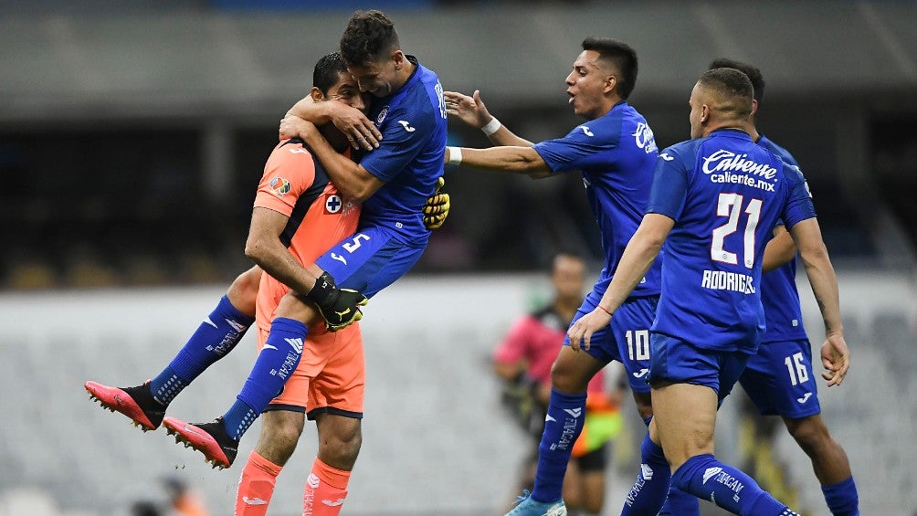 Jugadores de Cruz Azul celebrando una victoria