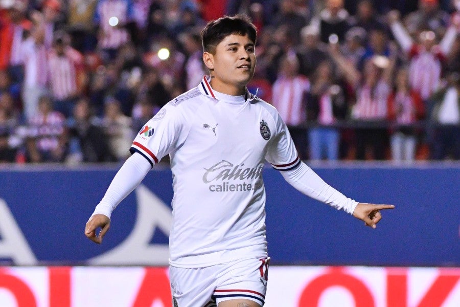 Eduardo López celebrando un gol con Chivas