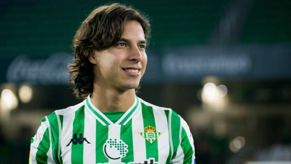 Diego Lainez en partido con Betis