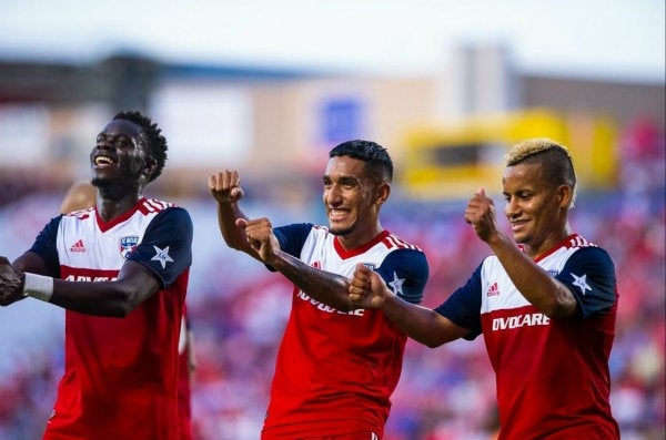 Jugadores del FC Dallas celebran un gol