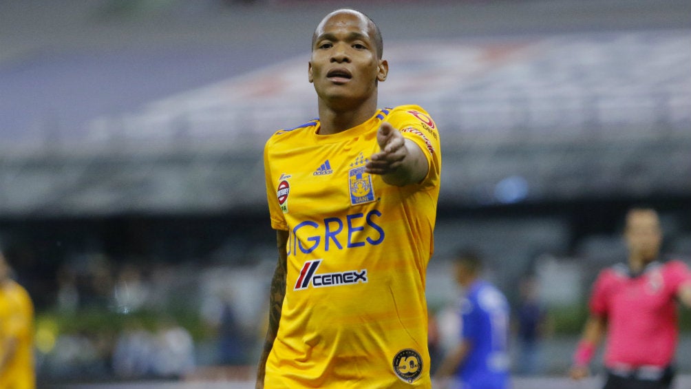 Luis Quiñones en partido con Tigres