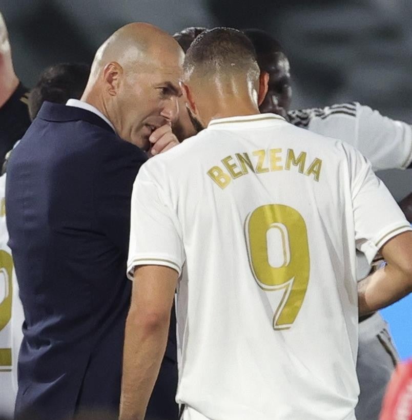 Zidane le da instrucciones a Benzema en un juego 