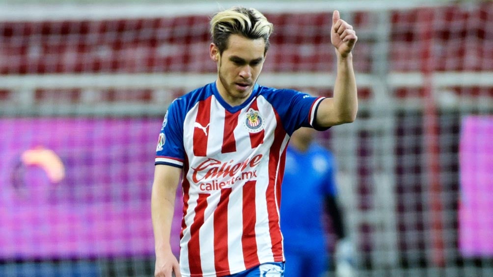 Jesús Angulo, festeja una anotación con Chivas