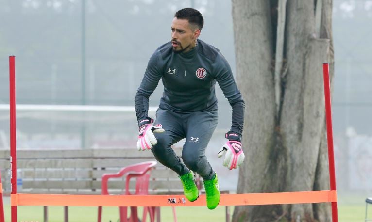 Alfredo Saldívar, atento en un entrenamiento