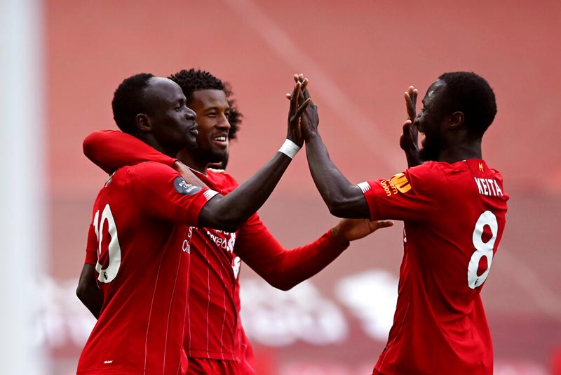 Sadio Mané celebra su gol con sus compañeros