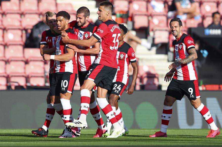 Los jugadores de los Saints celebran el gol de Adams