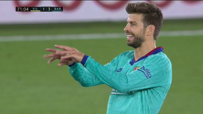 Piqué haciendo gesto