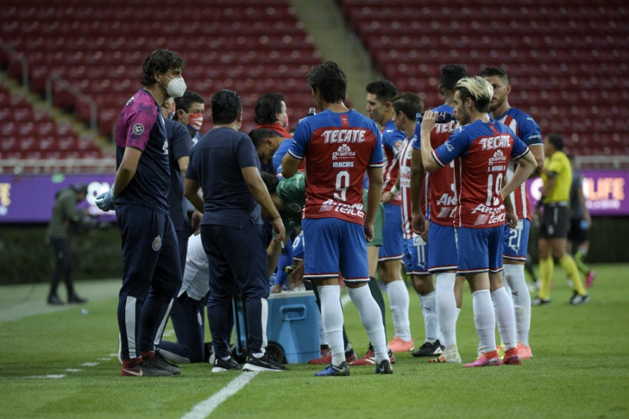 Reunión entre jugadores y cuerpo técnico durante una pausa para hidratación