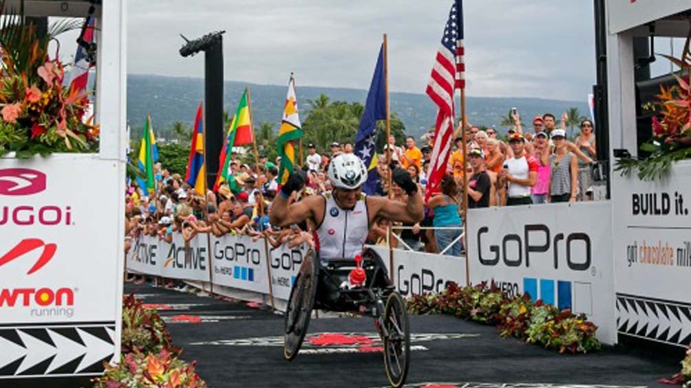 Zanardi alza los brazos al concluir el Ironman