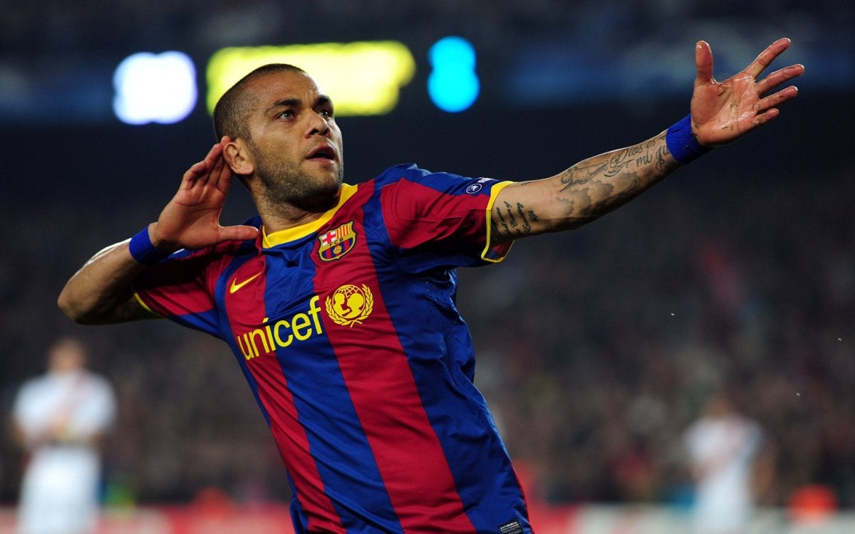 Dani Alves celebra un gol con el Barcelona