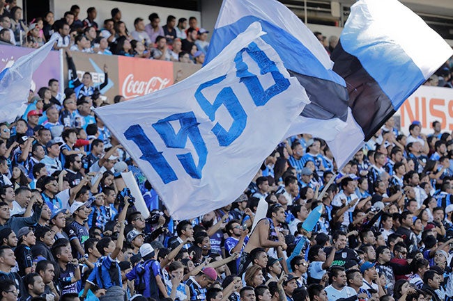 Afición de Gallos Blancos alentando en la Corregidora