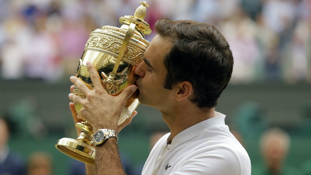 Federer con trofeo