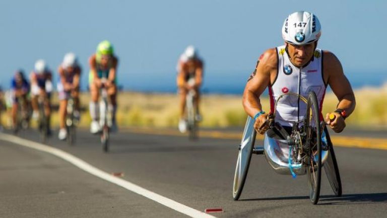 Zanardi lideró a otras personas en prueba de bicicleta del Ironman