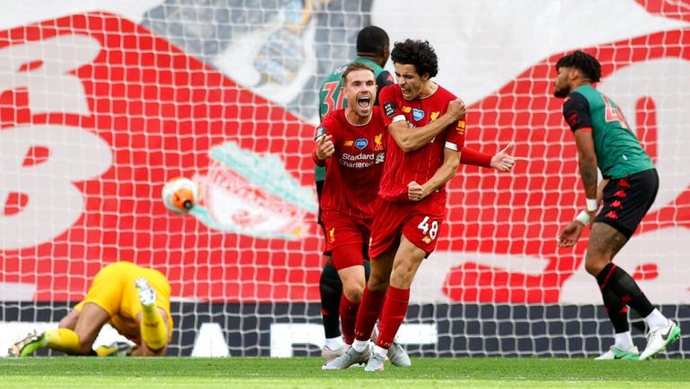 Curtis Jones celebra su gol