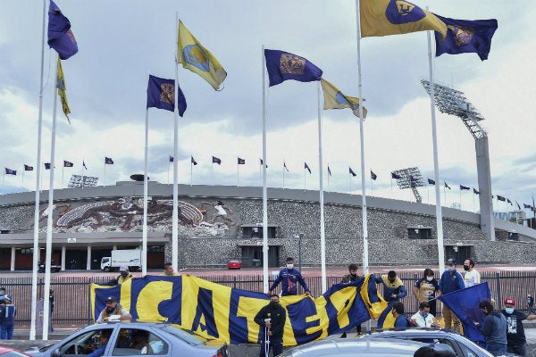 Aficionados felinos afuera del Olímpico Universitario