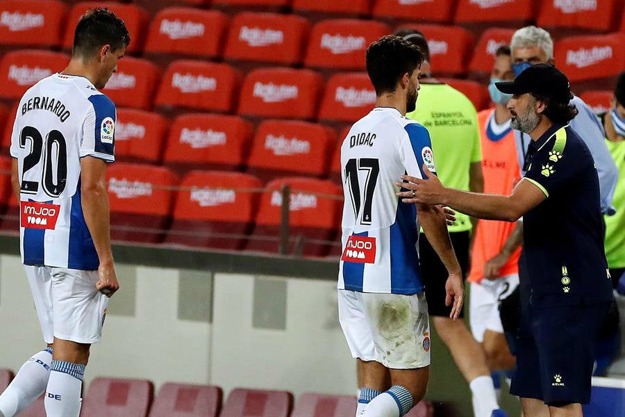 Los jugadores del Espanyol tras la derrota ante el Bercelona