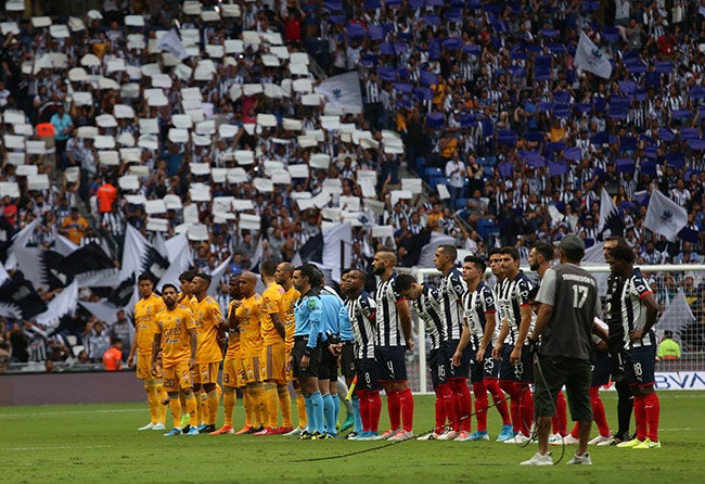 Jugadores de Tigres y Monterrey antes de un Clásico Regio