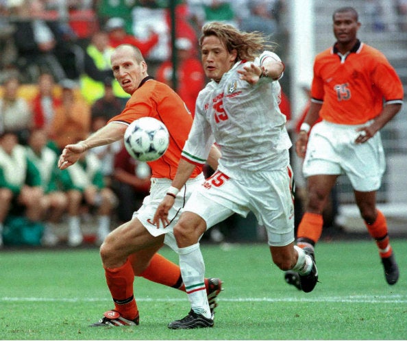 Hernández y Jaap Stam luchan un balón en Francia 98