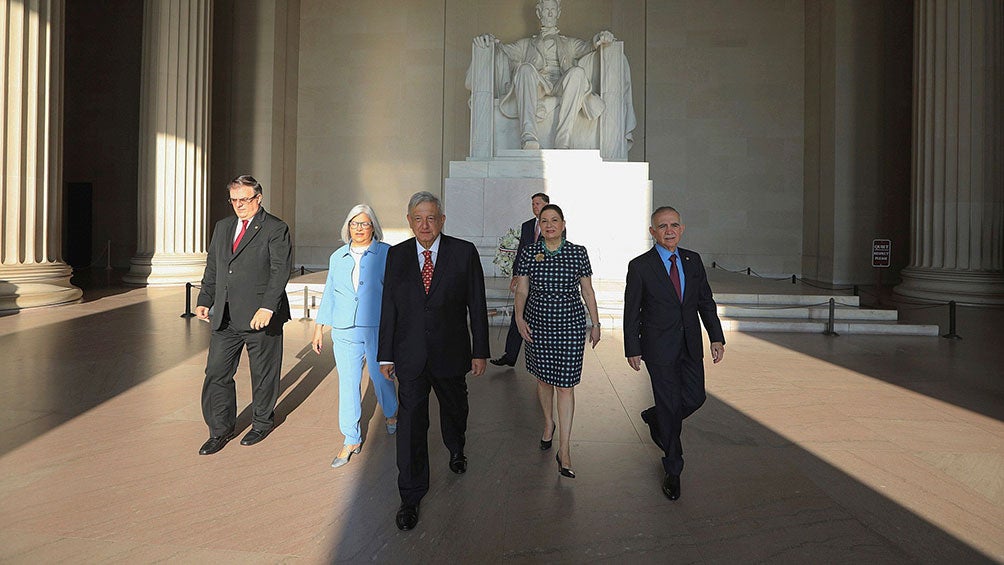 AMLO y su comitiva en el monumento a Lincoln