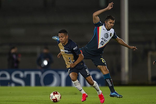 Saucedo en el juego contra las Águilas 