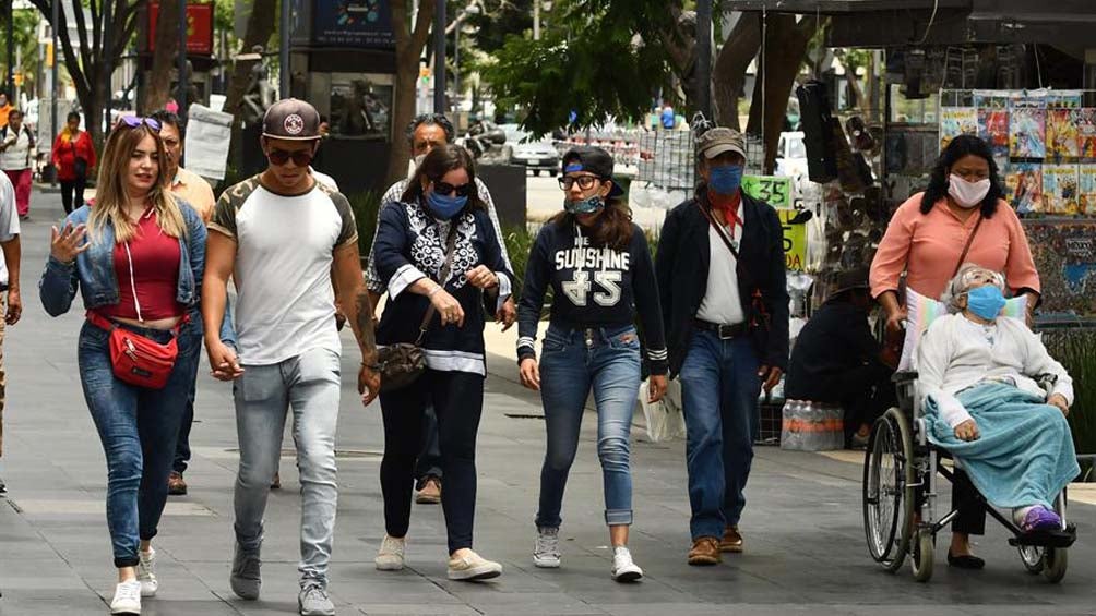 Ciudadanos caminan en las calles de la CDMX durante la pandemia