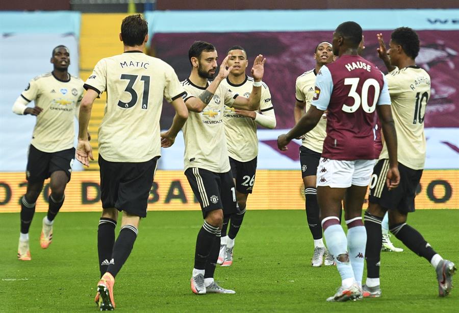 Jugadores celebran el gol de Bruno Fernandes