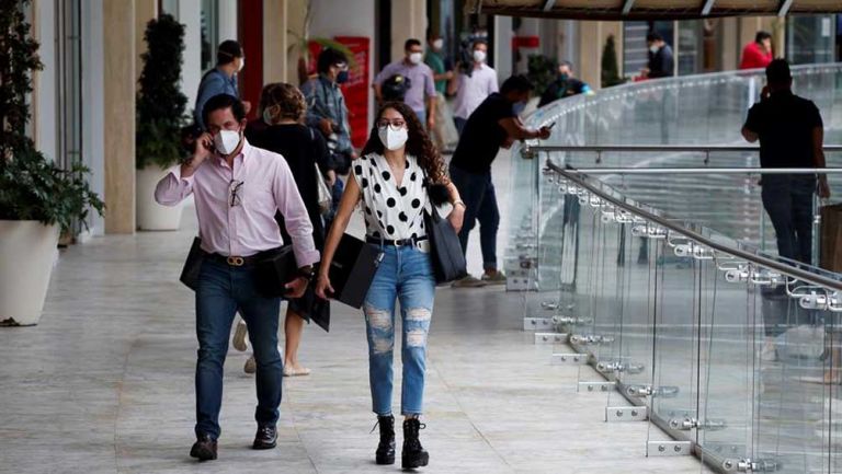 Consumidores hacen sus compras tras reapertura de plazas comerciales 