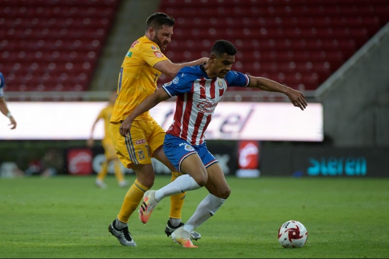 Sepúlveda cubre el balón ante la presión de Gignac