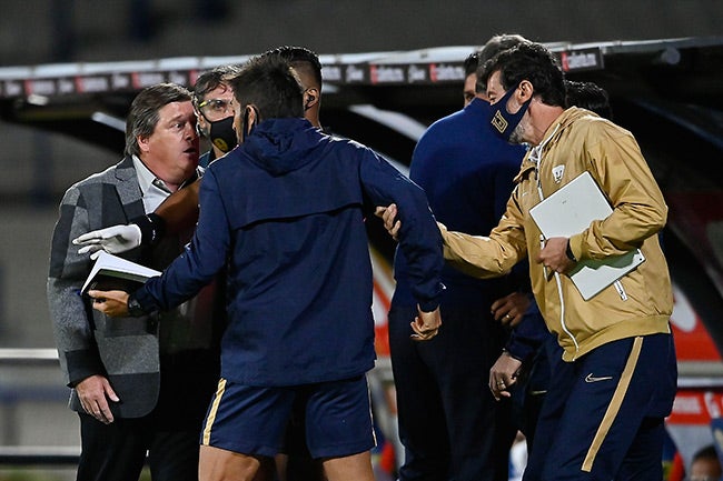 Piojo discute con el plantel de Pumas