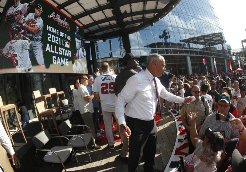 El comisionado de la MLB anunciando a Atlanta como sede del Juego de Estrellas 2021