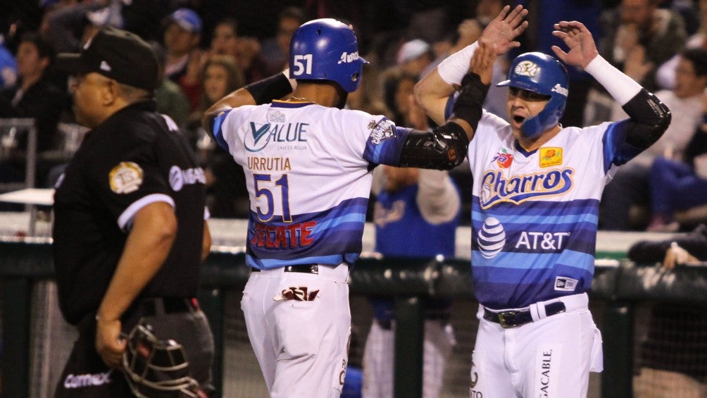 Jugadores de Charros de Jalisco celebran una jugada