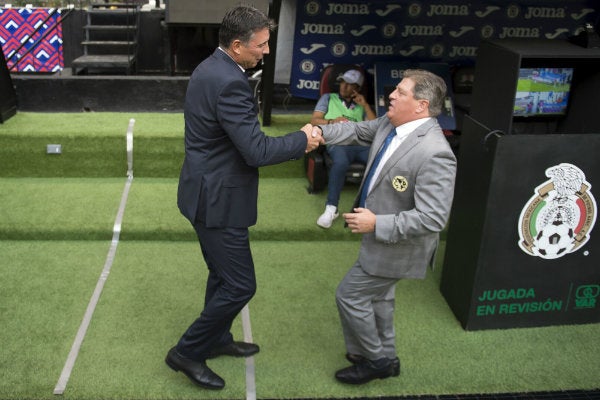 Siboldi y el Piojo Herrera antes de un partido