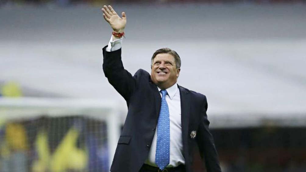 Miguel Herrera saluda durante un juego del América en el Azteca