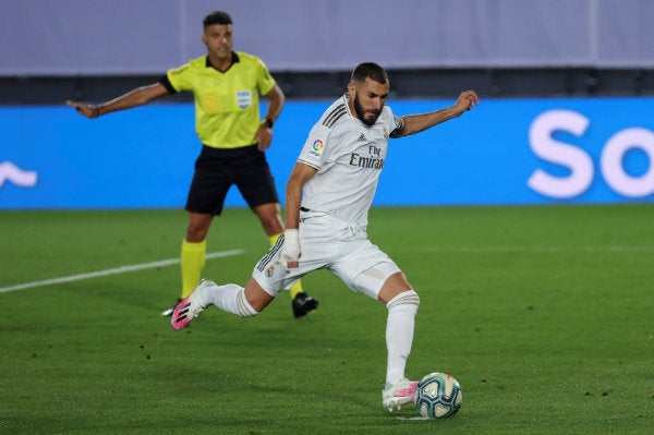 Karim Benzema cobrando un penal ante Alavés