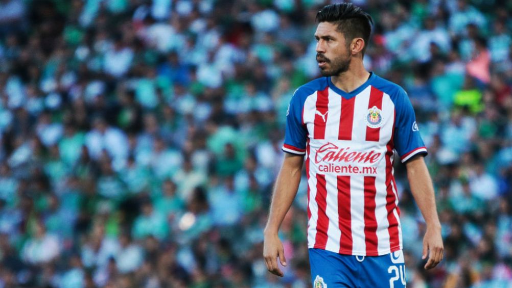 Oribe Peralta en acción con Chivas