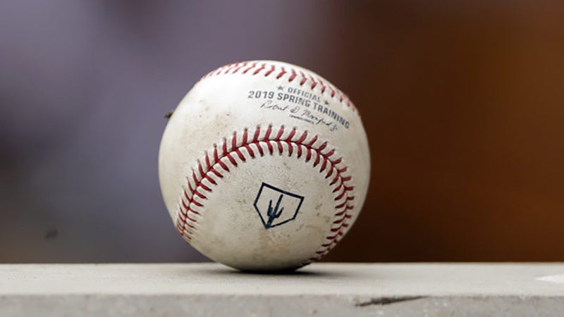 Pelota de beisbol durante un compromiso en la MLB 