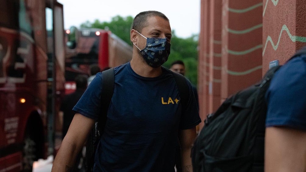 Javier Hernández en su llegada a Orlando