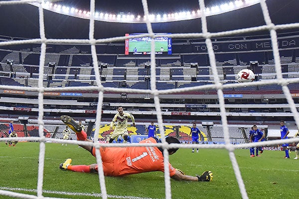 Chuy atajó un penalti en su último juego vs América 