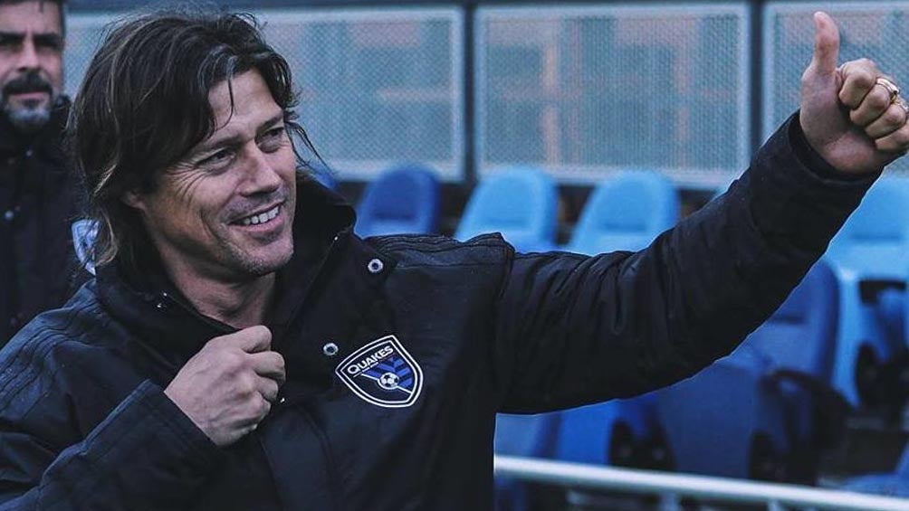 Almeyda saluda a la afición del equipo