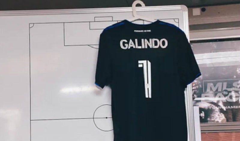 La playera del Maestro en el pizarrón de Almeyda