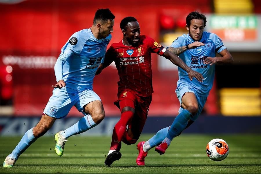 Keita encarando a dos defensores del Burnley