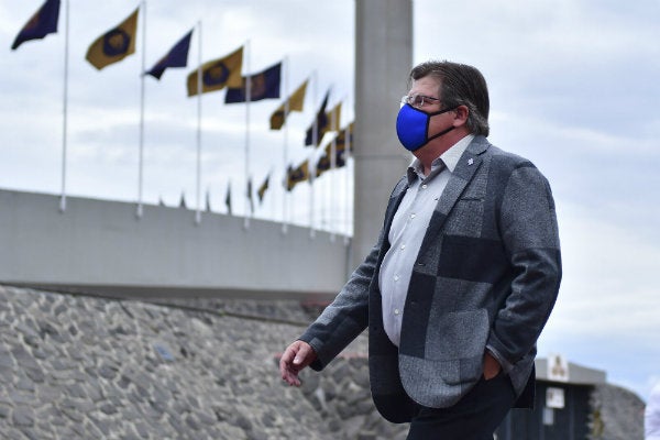 El Piojo portando una mascarilla