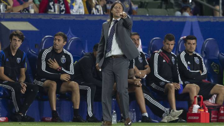 Matías Almeyda da indicaciones a sus pupilos